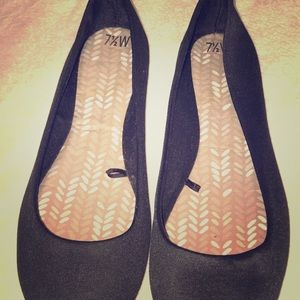 Flat dress shoes